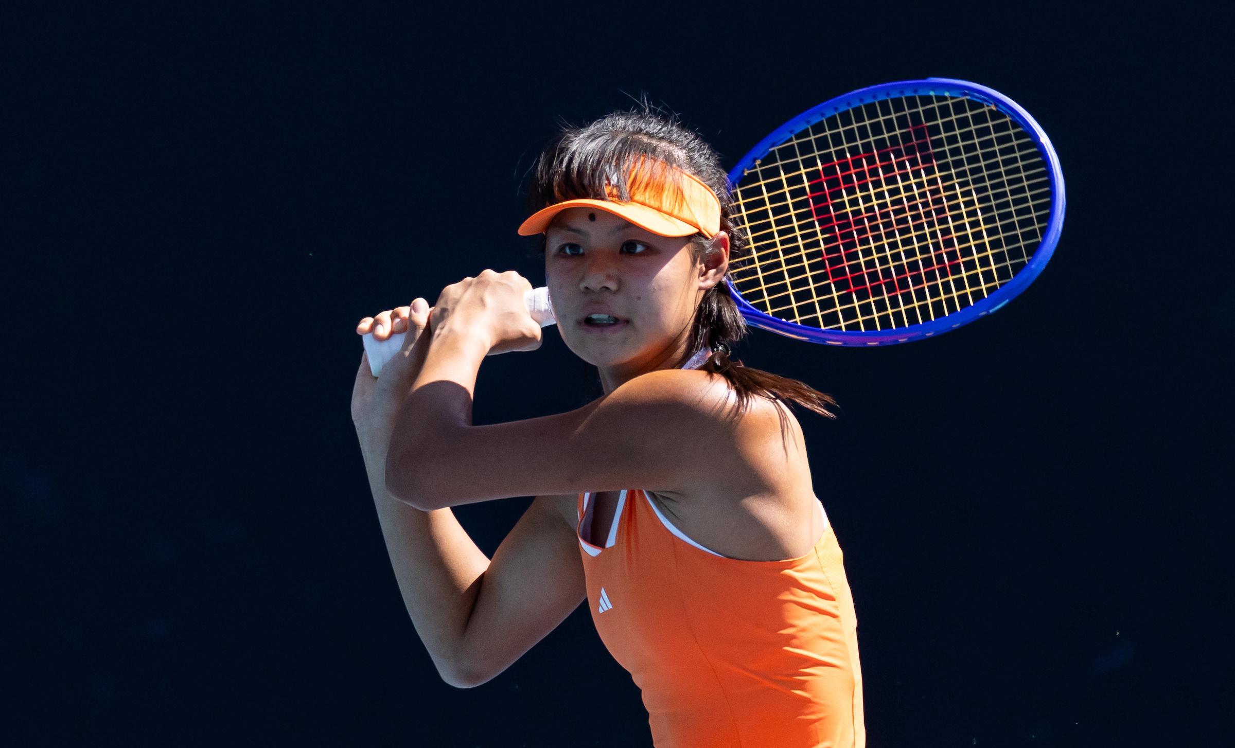 竞技宝app下载-2-0夺15连胜!中国网球15岁天才少女进8强:边哭边扫追赶郑钦文?