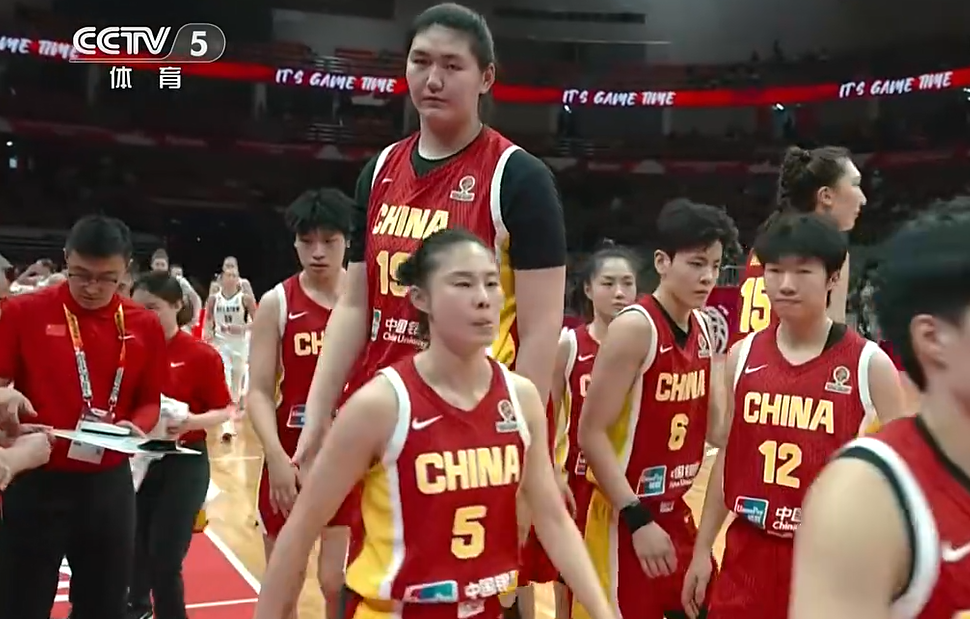 竞技宝官网-中国女篮10分险胜！直通世界杯，产生3个不可思议，宫鲁鸣遭质疑